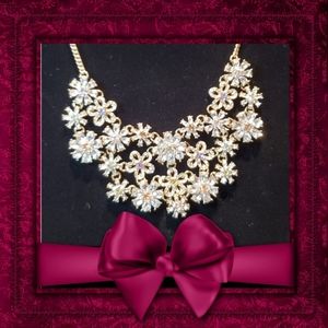 💝 NWOT Beautiful crystal flower necklace